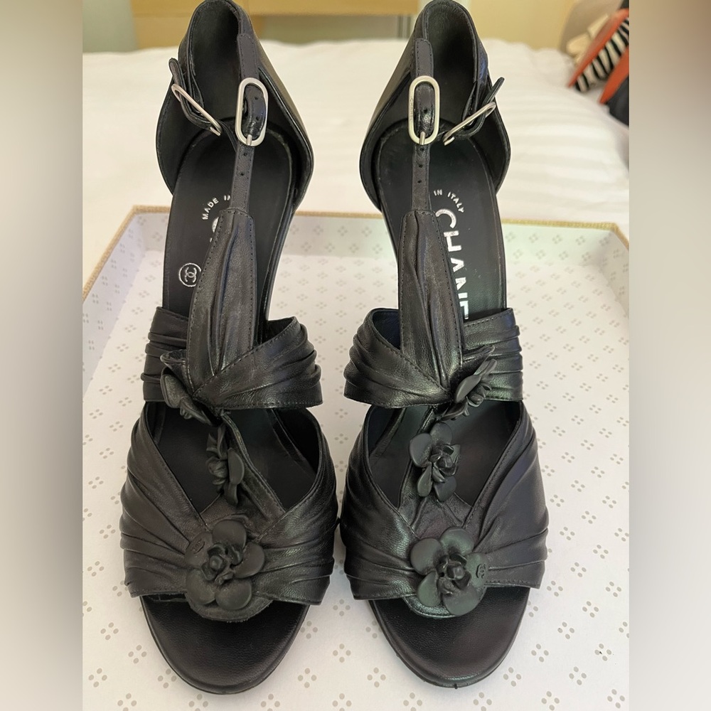 100% AUTHENTIC CHANEL SLING BACK STRAP SANDALS SIZE 38.